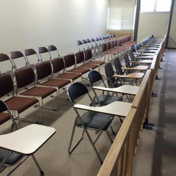 裁判所の傍聴席の様・・・