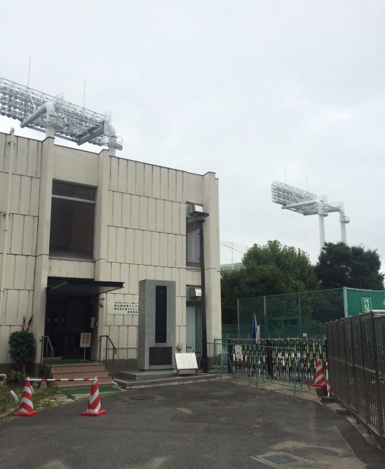 となりはテニスコート