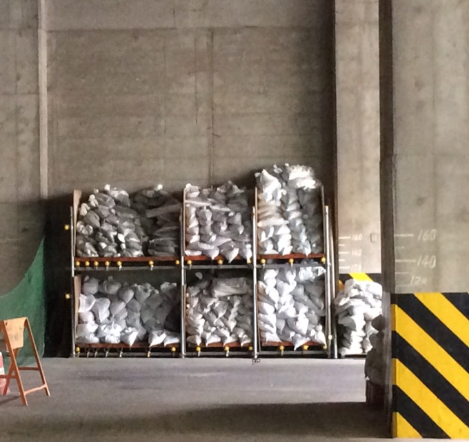 水害時に備え土のうが積まれています。