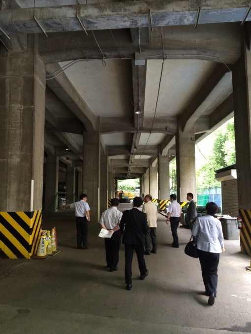 かなり広いです。 上は運動公園につながる植え込みと事務所が置かれています。