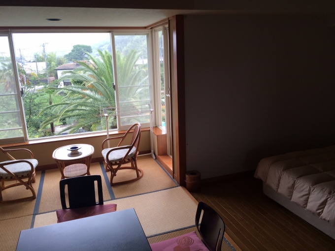 部屋は”こじんまり”としていますが、きれいに改修されています