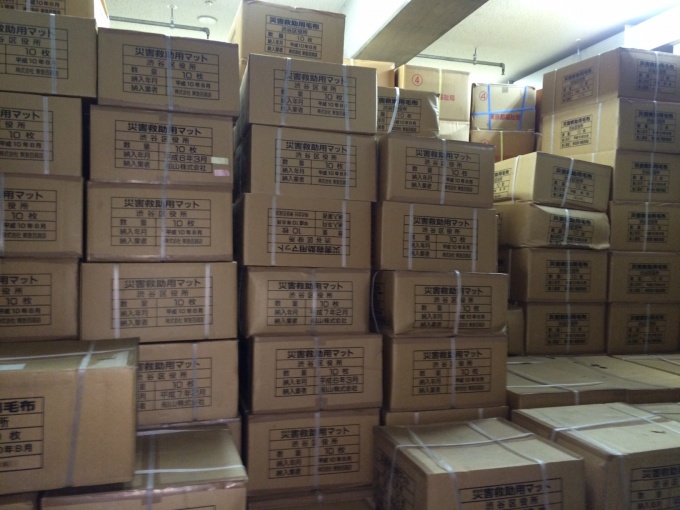セルリアンタワー備蓄倉庫 災害救助用マットがぎっしり