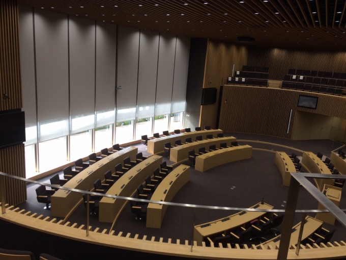 議場はガラス張り。しかし、議会開会中は外からは見れないとのこと…