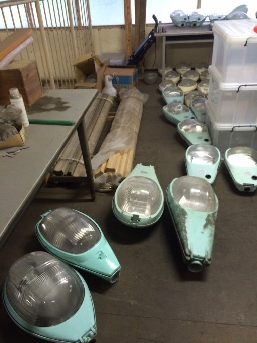 街路灯の一部。 さまざまな資機材が置かれています。