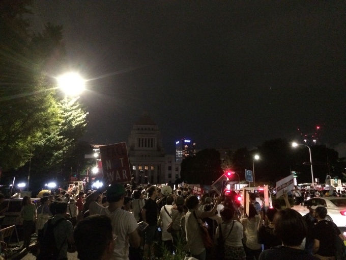 多くの人でごった返す