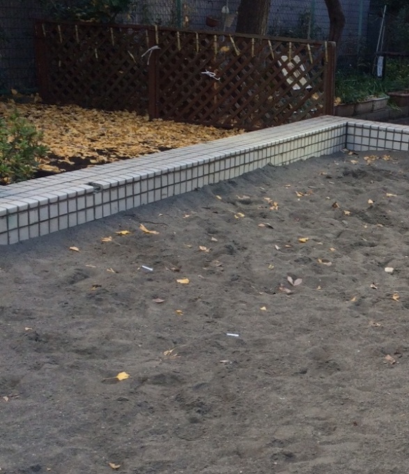 砂場にたばこの吸い殻が…