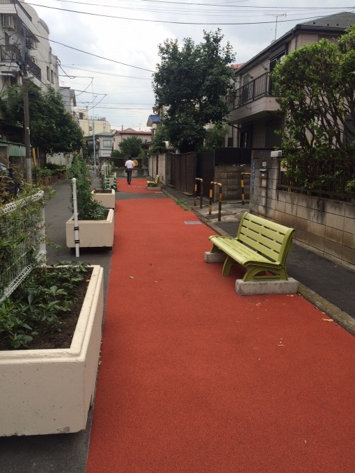 きれいに舗装された遊歩道。 ベンチは伊藤園の寄付。